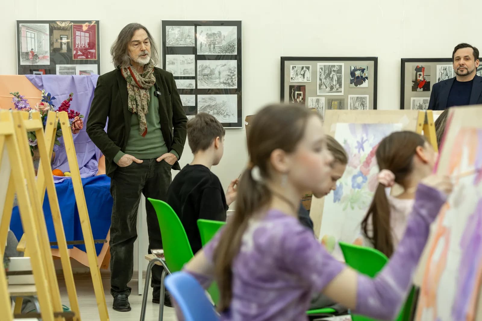 Никас Сафронов разбирает работы участников