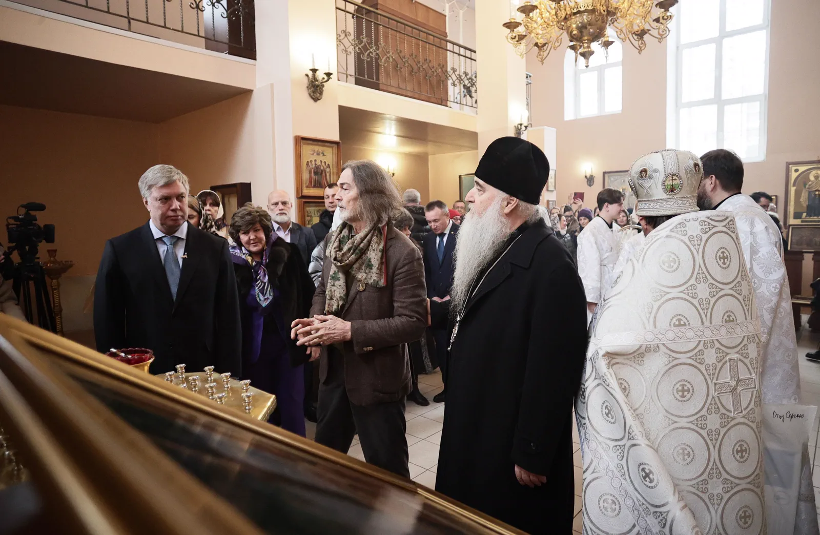 Никас Сафронов и Алексей Русских на церемонии передачи икон