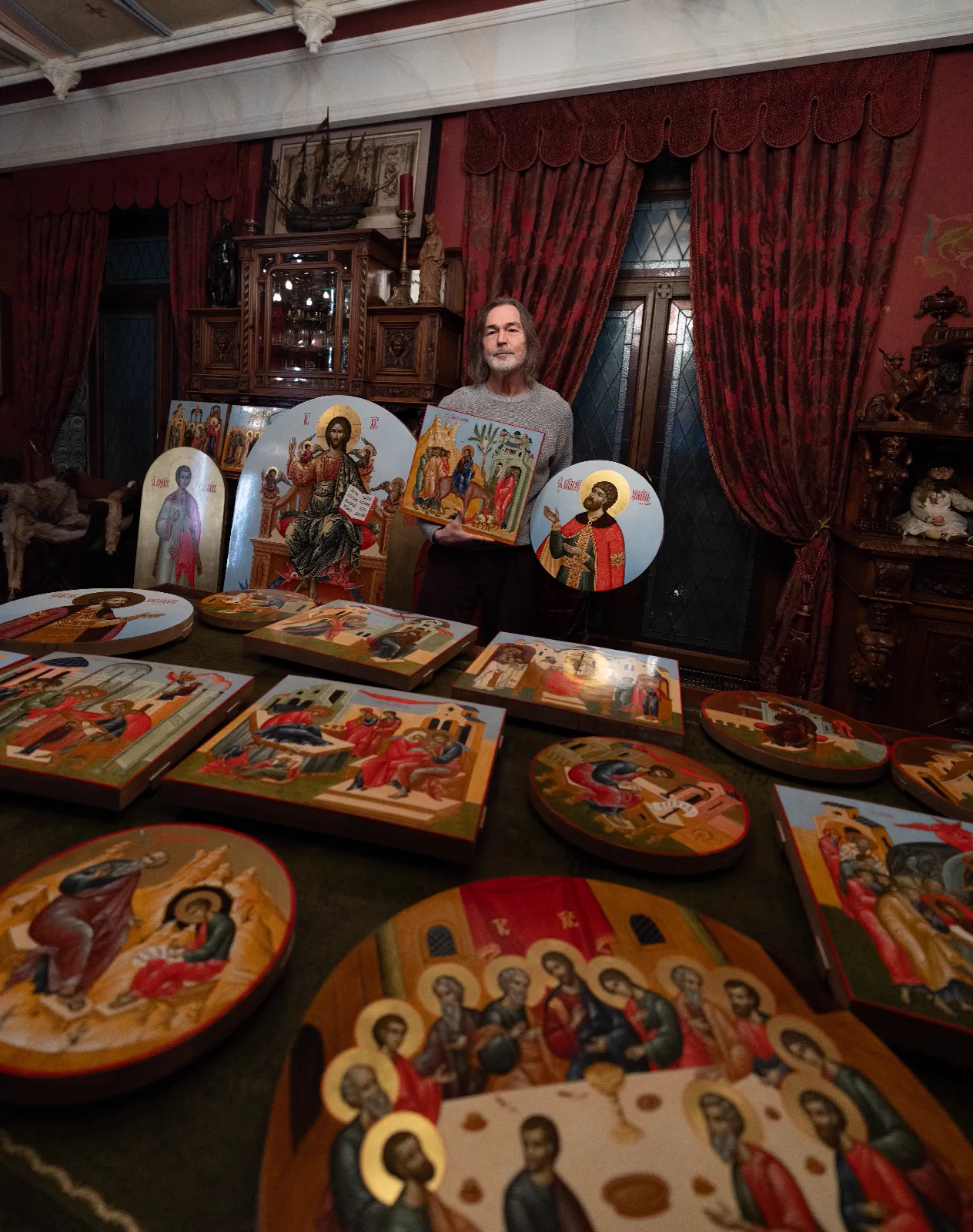 Участники церемонии передачи икон